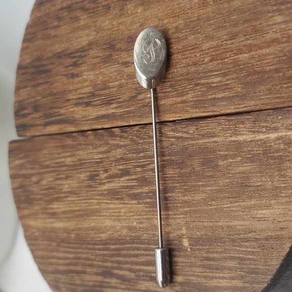 B668 edwardian scroll initial‎ P cursive monogram customized gift stick pin